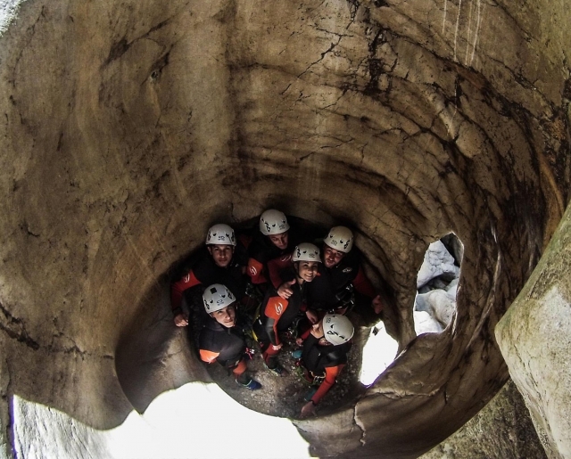  Gruppo che fa canyoning 
